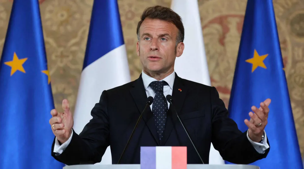 الرئيس الفرنسي إيمانويل ماكرون ورئيس الوزراء البولندي دونالد توسك يعقدان مؤتمراً صحافياً مشتركاً في قاعة المدينة الرئيسية في غدانسك... بولندا 20 أبريل 2026 (أ.ف.ب)