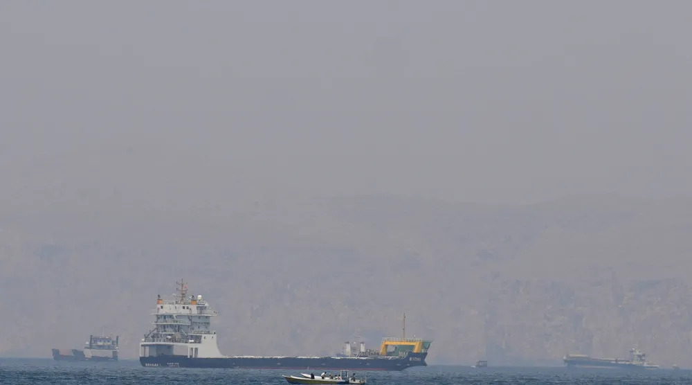 سفن وقوارب في مضيق هرمز قبالة سواحل سلطنة عمان 20 أبريل 2026 (رويترز)