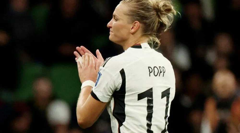 ألكسندرا بوب قائدة المنتخب الألماني للسيدات سابقاً (رويترز)