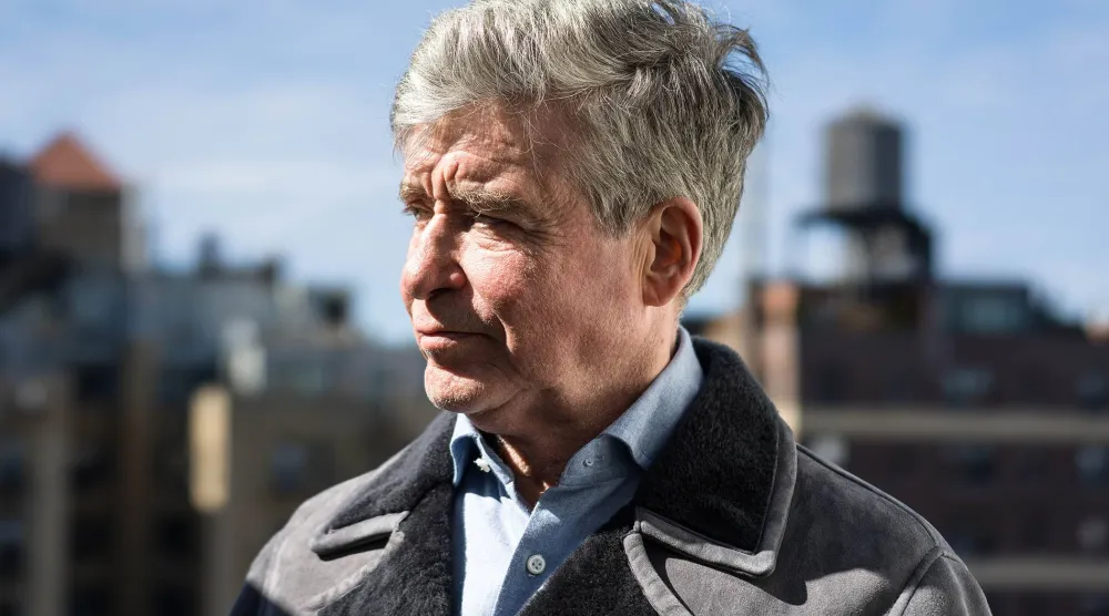 روائي شهير يعود إلى شخصيته البديلة