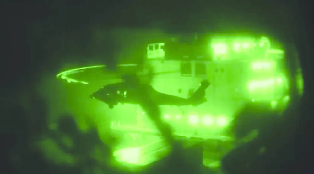 مروحية أميركية تهبط على متن سفينة الشحن الإيرانية «توسكا» في بحر العرب (سنتكوم)