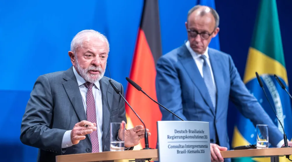 الرئيس البرازيلي لولا دا سيلفا يتحدث خلال مؤتمر صحافي مشترك مع المستشار الألماني فريدريش ميرتس عقب اجتماع المشاورات الحكومية الألمانية البرازيلية في قصر هيرنهاوزن في هانوفر بألمانيا 20 أبريل 2026 (د.ب.أ)
