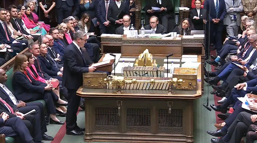 لقطة من فيديو بتاريخ 20 أبريل 2026 تظهر رئيس الوزراء البريطاني كير ستارمر يدلي ببيان حول إجراءات التدقيق التي خضع لها السفير البريطاني السابق لدى الولايات المتحدة بيتر ماندلسون... في البرلمان البريطاني بلندن (أ.ف.ب)