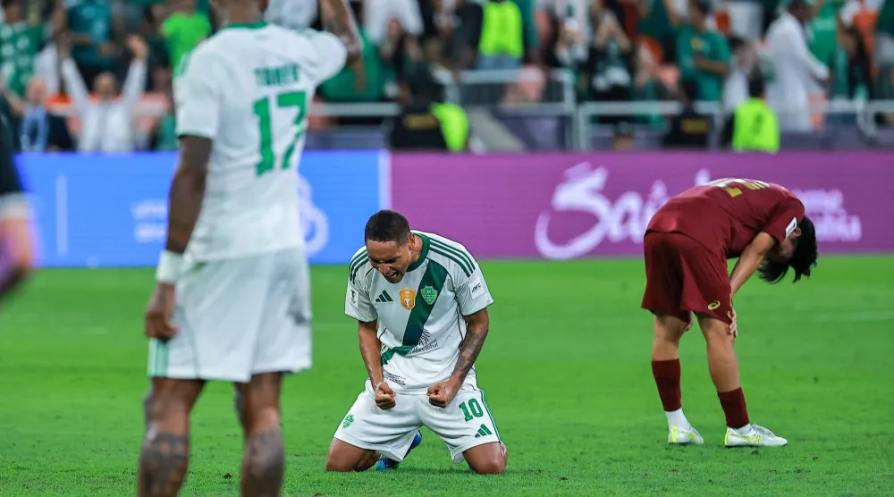 فرحة سعودية وحسرة يابانية في المشهد الأخير للمباراة (تصوير: محمد المانع)