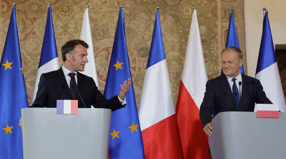 الرئيس الفرنسي إيمانويل ماكرون ورئيس الوزراء البولندي دونالد توسك يعقدان مؤتمراً صحافياً مشتركاً في قاعة المدينة الرئيسية في غدانسك... بولندا 20 أبريل 2026 (أ.ف.ب)