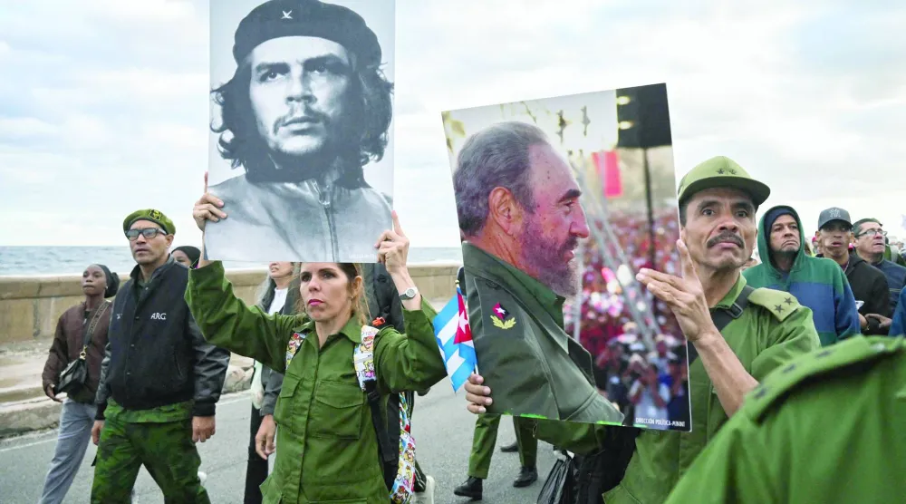 كوبيون يرفعون صورتَي تشي غيفارا والزعيم الكوبي الراحل فيديل كاسترو خلال مظاهرة «مناهضة للإمبريالية» أمام السفارة الأميركية في هافانا بتاريخ 16 يناير 2026 (أ.ف.ب)
