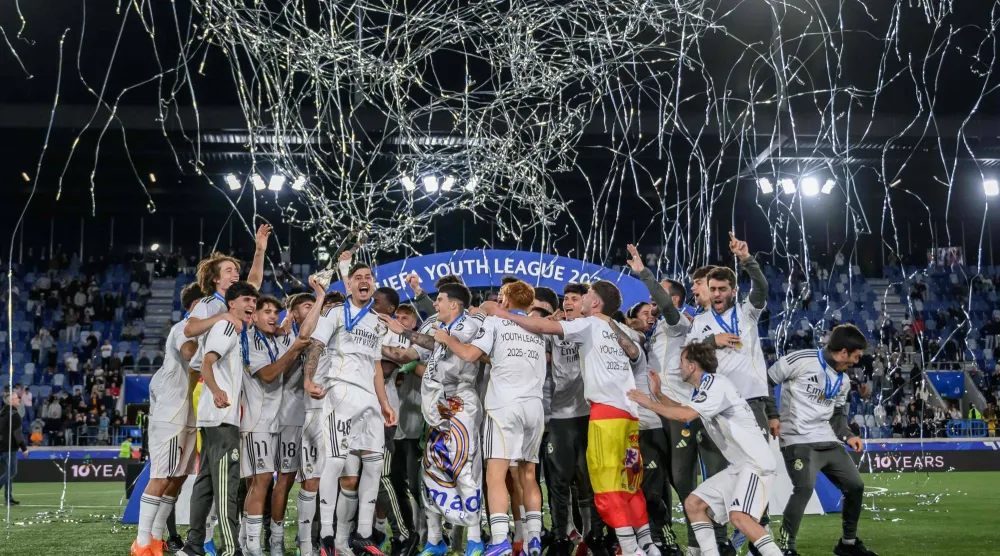 فرحة لاعبي ريال مدريد بلقب أبطال أوروبا للشباب (أ.ف.ب)