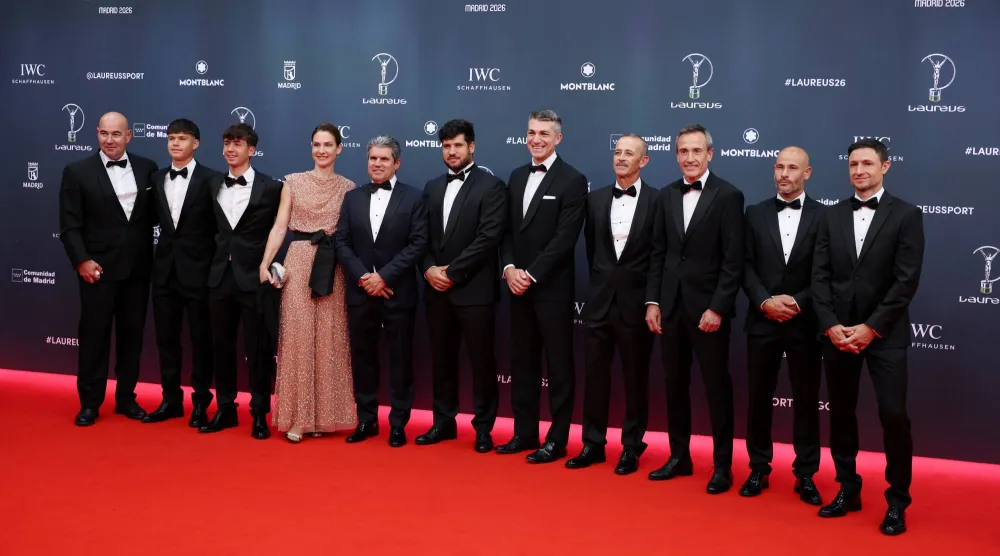 كارلوس ألكاراس وأسرته وفريق عمله يحتفلون بفوزه بجائزة لوريوس (رويترز)