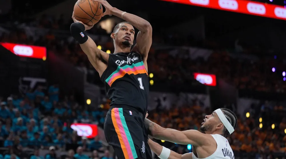 الفرنسي فيكتور ويمبانياما نجم سبيرز (أ.ب)