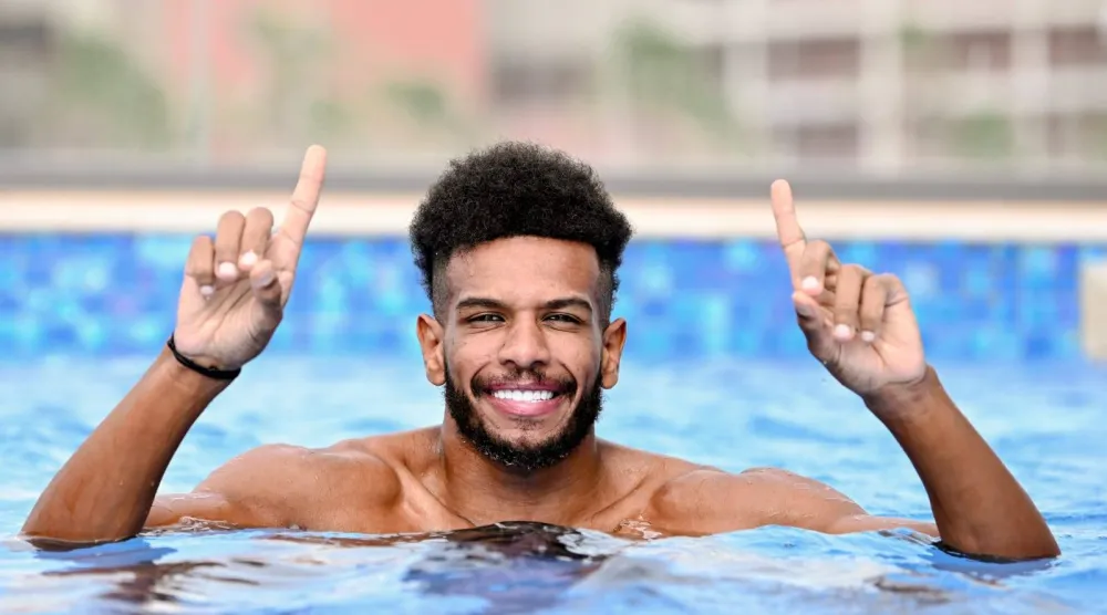 البليهي في بركة السباحة خلال التمارين الاستشفائية للاعبي الشباب (موقع النادي)