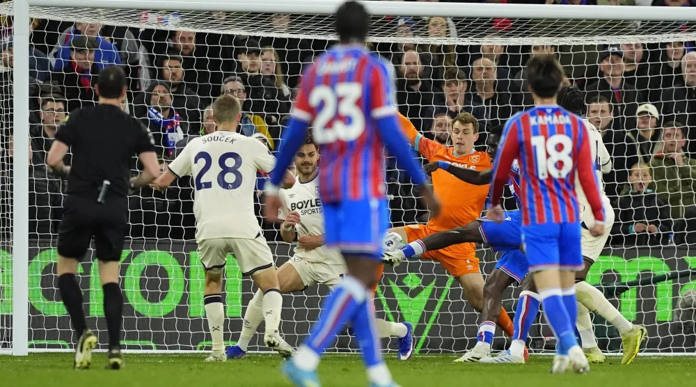 التعادل السلبي حسم مواجهة وستهام مع جاره كريستال بالاس (د.ب.أ)