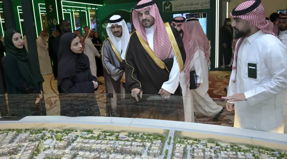 الأمير فهد بن جلوي نائب رئيس الأولمبية السعودية يطلع على مجسمات للمشاريع الرياضية المستقبلية (تصوير: بشير صالح)