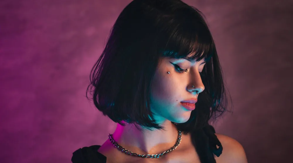 بين الانفصال العاطفي وقَصّ الشعر علاقة وثيقة لدى النساء (بكسلز)