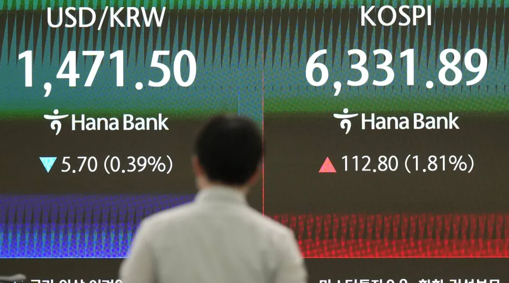 شاشة تعرض مؤشر «كوسبي» وسعر صرف العملات الأجنبية في سيول (أ.ب)