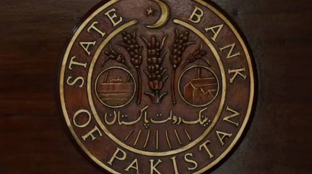 شعار بنك باكستان المركزي على مكتب استقبال بمقره في كراتشي (رويترز)