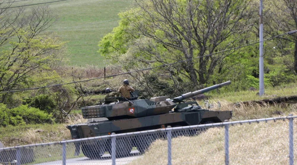 مركبة عسكرية تجري في منطقة مناورات تابعة لقوات الدفاع الذاتي البرية اليابانية بعد انفجار دبابة ومقتل عدد من أفراد القوات خلال تدريب عسكري في محافظة أويتا (رويترز)