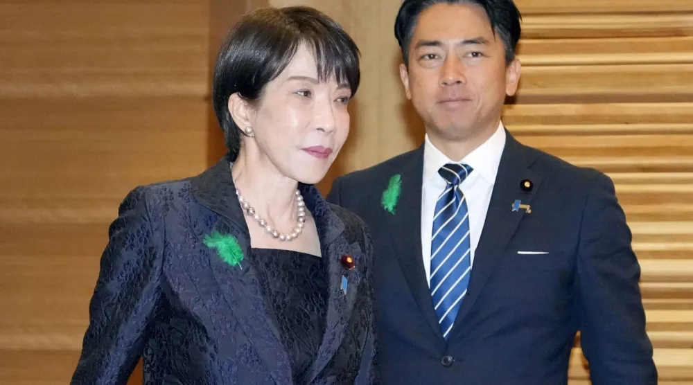 رئيسة الوزراء ساناي تاكايتشي ووزير الدفاع شينجيرو كويزومي خلال اجتماع لمجلس الوزراء في طوكيو (أ.ب)