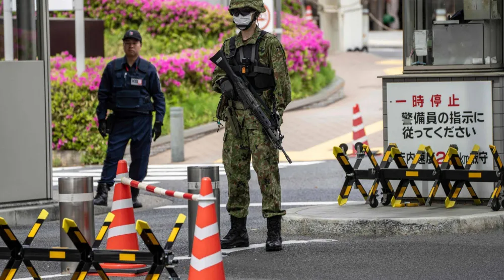 جندي من قوات الدفاع الذاتي البرية اليابانية يقف حارساً أمام وزارة الدفاع في طوكيو (أ.ف.ب)