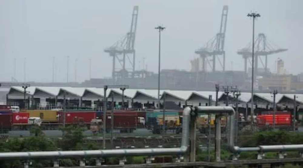 شاحنات محمّلة بحاويات متوقفة في ميناء جواهر لال نهرو بنافي في مومباي (رويترز)