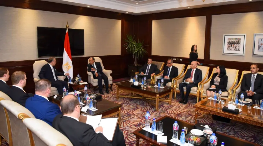 وزير الخارجية المصري بدر عبد العاطي خلال استقباله في القاهرة مسعد بولس كبير مستشاري الرئيس الأميركي للشؤون العربية والأفريقية والوفد المرافق له (الخارجية المصرية - فيسبوك)