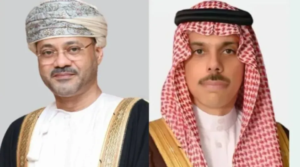 الأمير فيصل بن فرحان وزير الخارجية السعودي وبدر بن حمد البوسعيدي وزير خارجية سلطنة عمان (الشرق الأوسط)