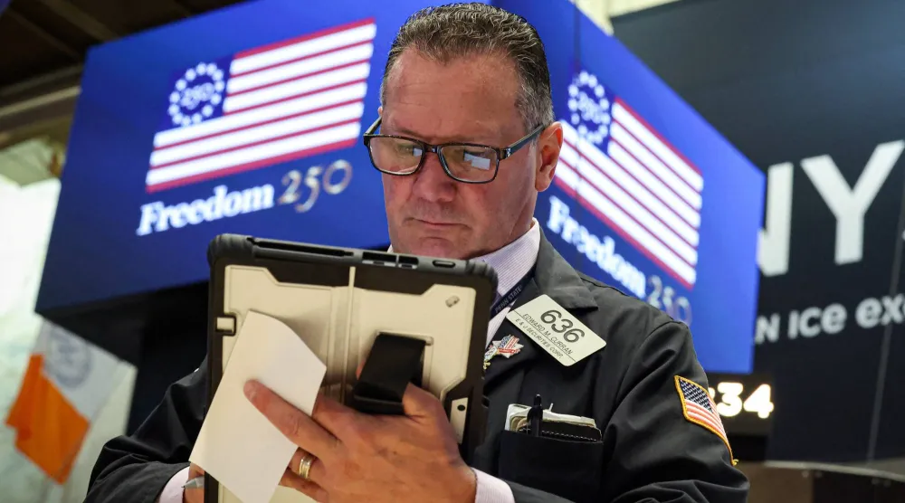 متداول يعمل في بورصة نيويورك (رويترز)