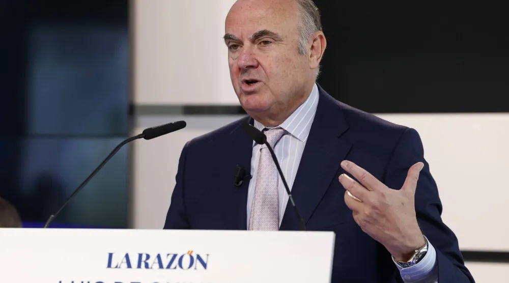 لويس دي غيندوس يتحدث خلال مؤتمر صحافي عُقد على مأدبة إفطار في مدريد 21 أبريل 2026 (إ.ب.أ)