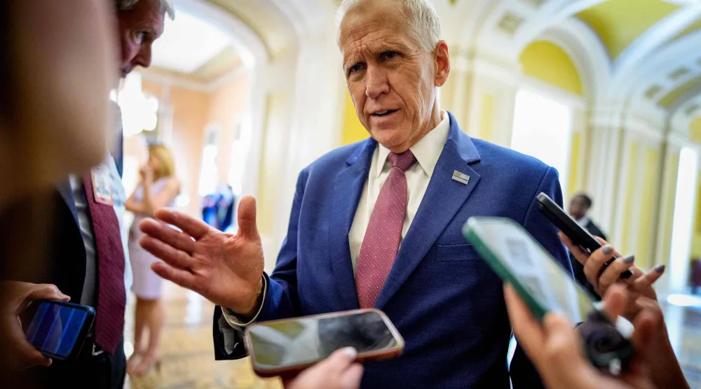 تيليس يتحدث إلى الصحافيين لدى دخوله قاعة مجلس الشيوخ (أ.ف.ب)