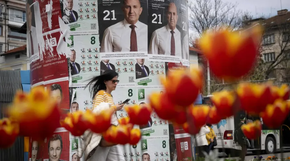 Bulgaristan seçimlerini kazanan Rumen Radev’in Sofya’daki seçim afişleri, 20 Nisan 2026 (AFP)