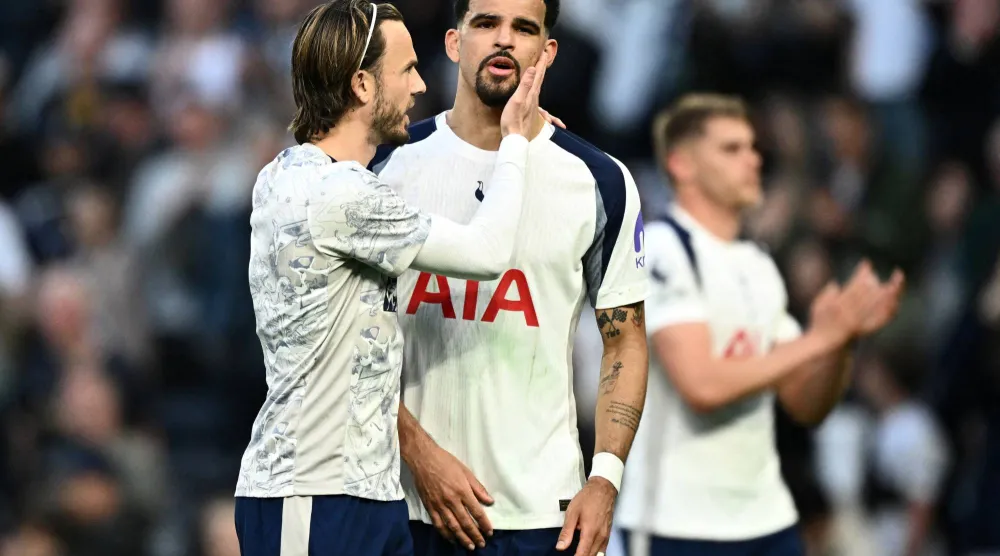 النادي اللندني العملاق سيواجه صعوبة بالغة في تجنب الهبوط (رويترز)