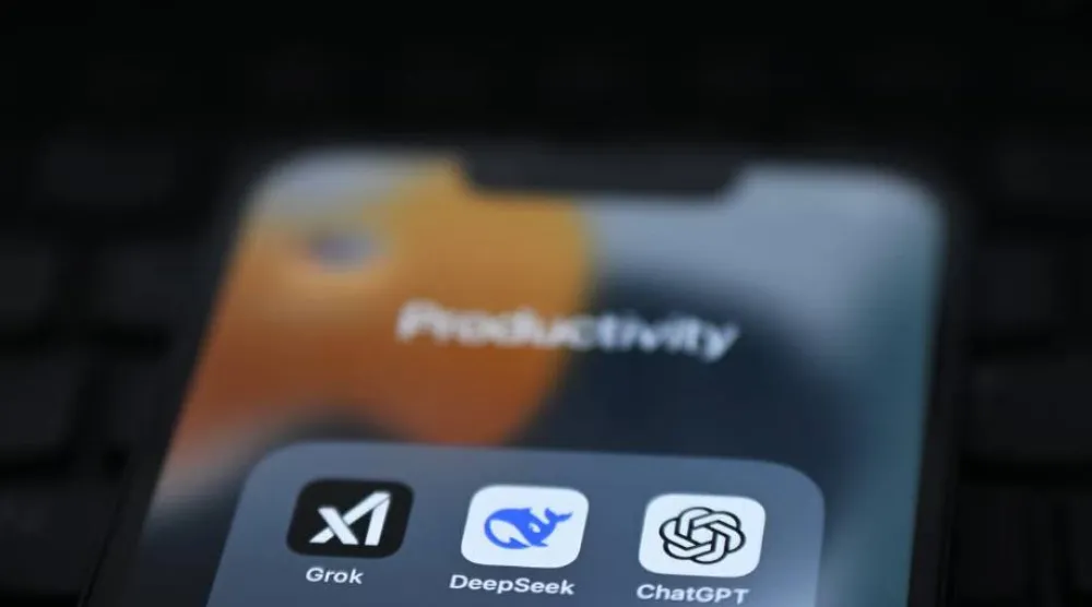 هناك مخاوف متزايدة من استخدام روبوتات الدردشة المعتمدة على الذكاء الاصطناعي في تقديم استشارات طبية لمرضى السرطان (أ.ف.ب)