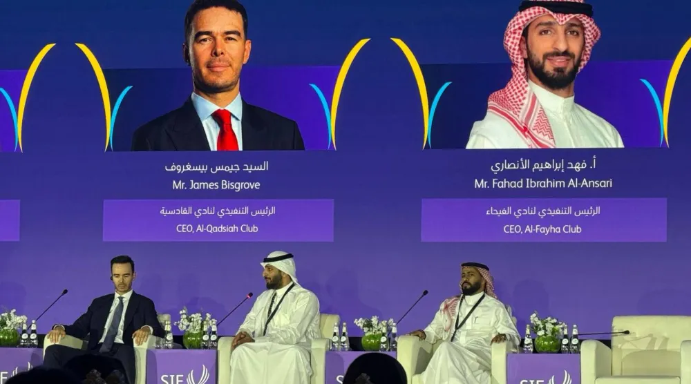 جانب من جلسة تجربة الأندية المحلية في تنوع الاستثمار الرياضي (الشرق الأوسط) 