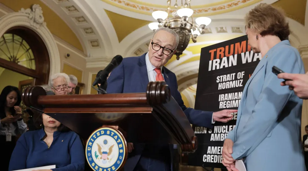 زعيم الديمقراطيين في مجلس الشيوخ تشاك شومر في مؤتمر صحافي في الكونغرس في 14 أبريل 2026 (أ.ف.ب)