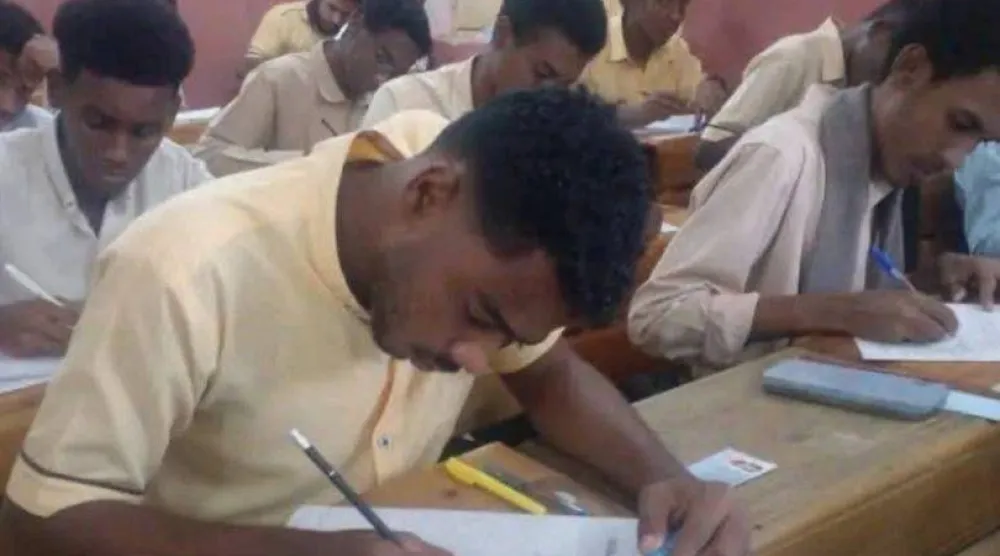 طلاب يؤدون امتحانات الثانوية العامة في إحدى مدارس السودان (سونا)