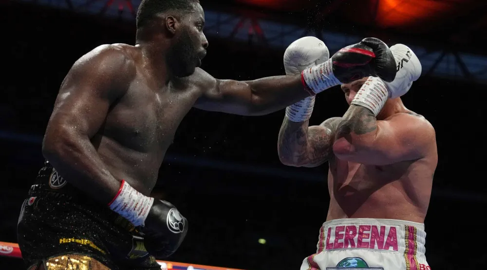 الملاكم البريطاني أوكولي ينفي ارتكاب أي مخالفة بعد عدم تخطيه اختبار المنشطات (أ.ب)