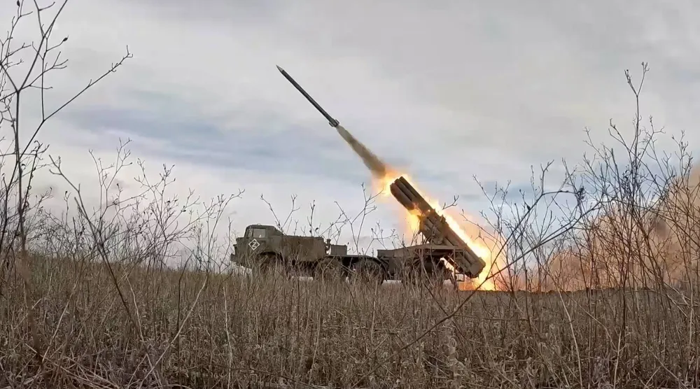 صورة من شريط فيديو لإطلاق راجمة الصواريخ الروسية «أوراغان» باتجاه هدف في أوكرانيا الثلاثاء (إ.ب.أ)
