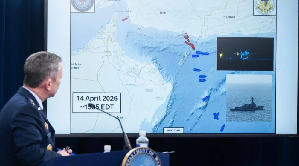 رئيس هيئة الأركان المشتركة الأميركية يستعرض خريطة لمضيق هرمز خلال مؤتمر صحافي في البنتاغون بواشنطن 16 أبريل الحالي (أ.ف.ب)
