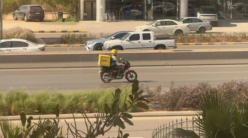 مندوب يقوم بتوصيل طلبية في الرياض (الشرق الأوسط)