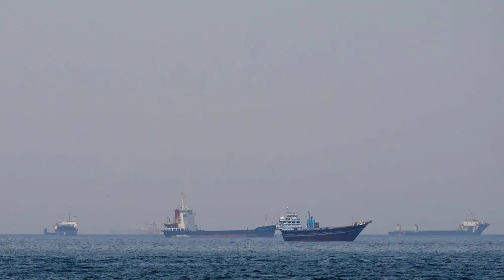 سفن وقوارب في مضيق هرمز قبالة سواحل مسندم في عُمان (رويترز)