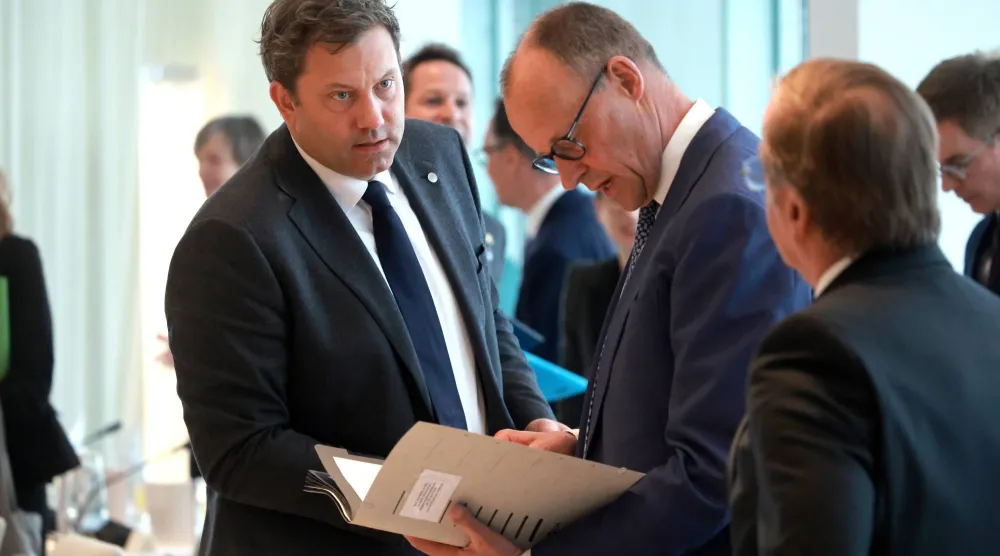 المستشار الألماني فريدريش ميرتس ونائبه لارس كلينغبايل في برلين (إ.ب.أ)