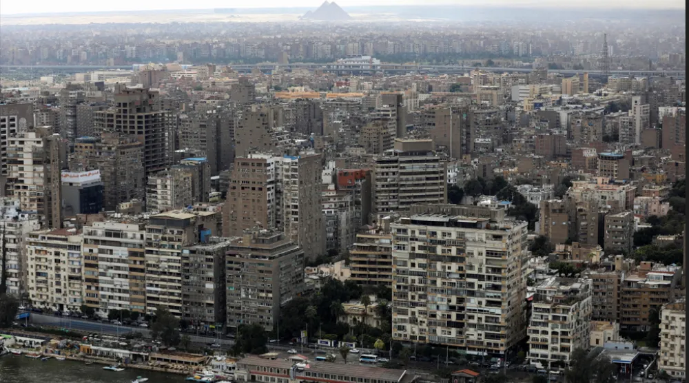 منظر عام للمباني وأهرامات الجيزة في مصر (رويترز)