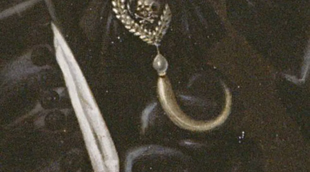 قلادة تحمل ثقل قرن من الفقدان (معرض مانشستر للفنون)
