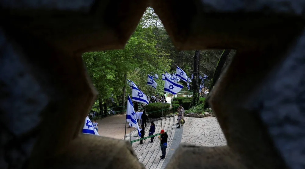إسرائيليون في مقبرة جبل هرتزل خلال احتفالات بذكرى القتلى العسكريين الثلاثاء (رويترز)