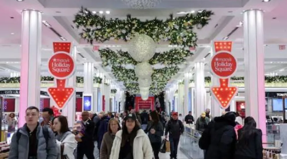 متسوقون داخل متجر «ميسي» في ميدان هيرالد بمدينة نيويورك (رويترز)