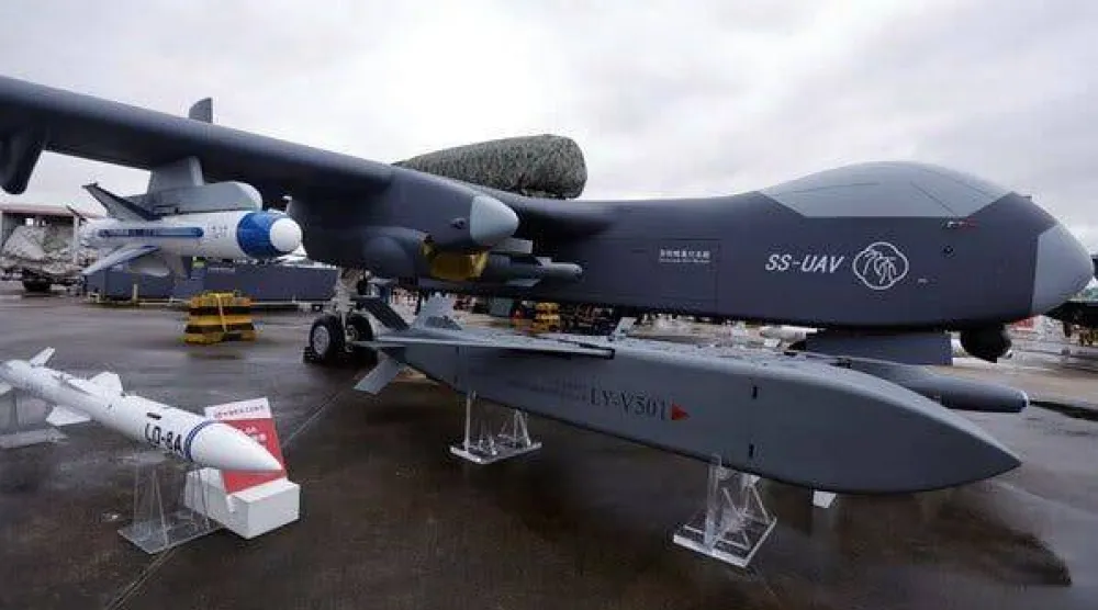 حاملة طائرات صينية مسيّرة قادرة على إطلاق أسراب من الطائرات المسيّرة الأصغر حجماً عُرضت في معرض تشوهاي الجوي 2024