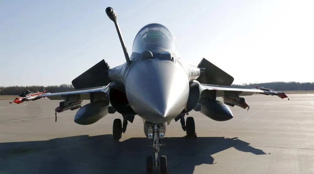 طائرة مقاتلة فرنسية من طراز «رافال إف - 4» مخصصة لمهمة مراقبة المجال الجوي لحلف «الناتو» في منطقة البلطيق تهبط في قاعدة لييلفارد الجوية في لاتفيا 14 أبريل 2026 (إ.ب.أ) 