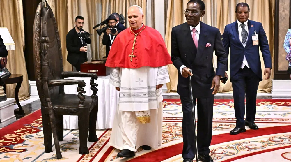 البابا ليو الرابع عشر خلال زيارة لرئيس غينيا الاستوائية تيودورو أوبيانغ نغويما مباسوغو في القصر الرئاسي بمالابو (رويترز)