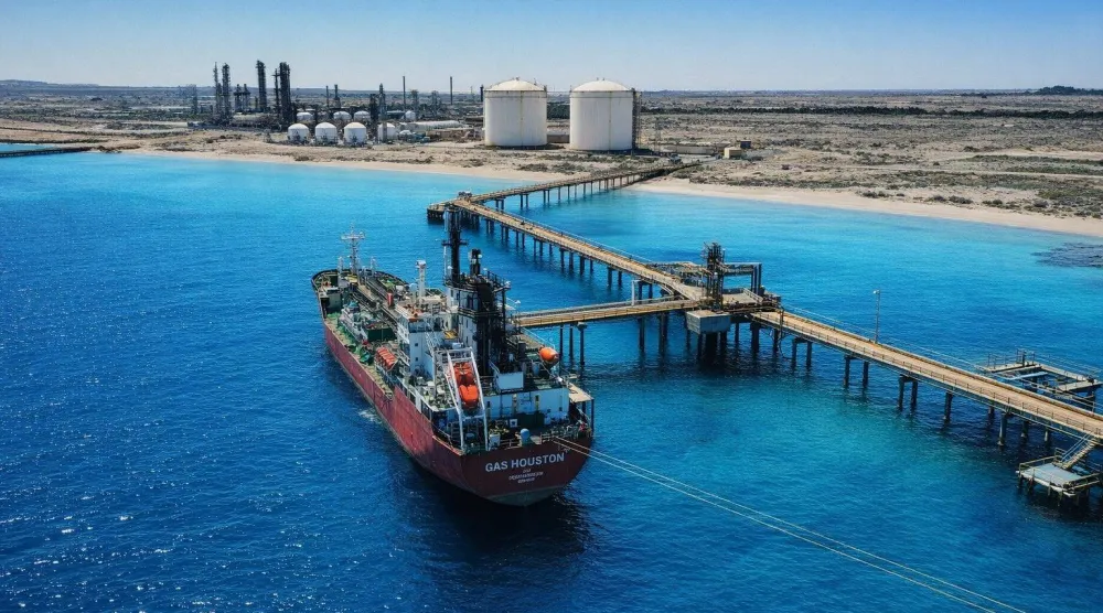 ميناء مرسى البريقة يستقبل أول ناقلة غاز مسال منذ عام 2017 في 12 أبريل (المؤسسة الوطنية للنفط)