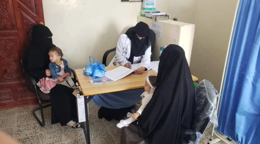 طفلتان برفقة والدتيهما تتلقيان خدمات علاجية أممية لمنع وعلاج سوء التغذية بين الأطفال (الأمم المتحدة)