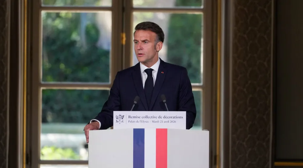 الرئيس الفرنسي إيمانويل ماكرون يلقي خطاباً في قصر الإليزيه في باريس 21 أبريل 2026 (أ.ب) 
